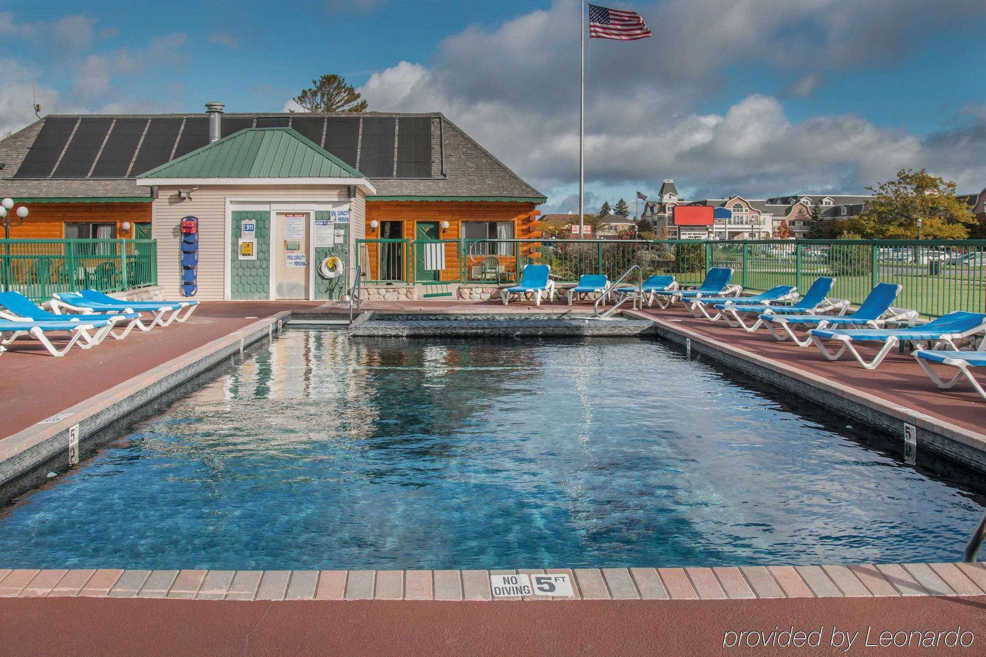 Econo Lodge Bayview Mackinaw City Exterior photo