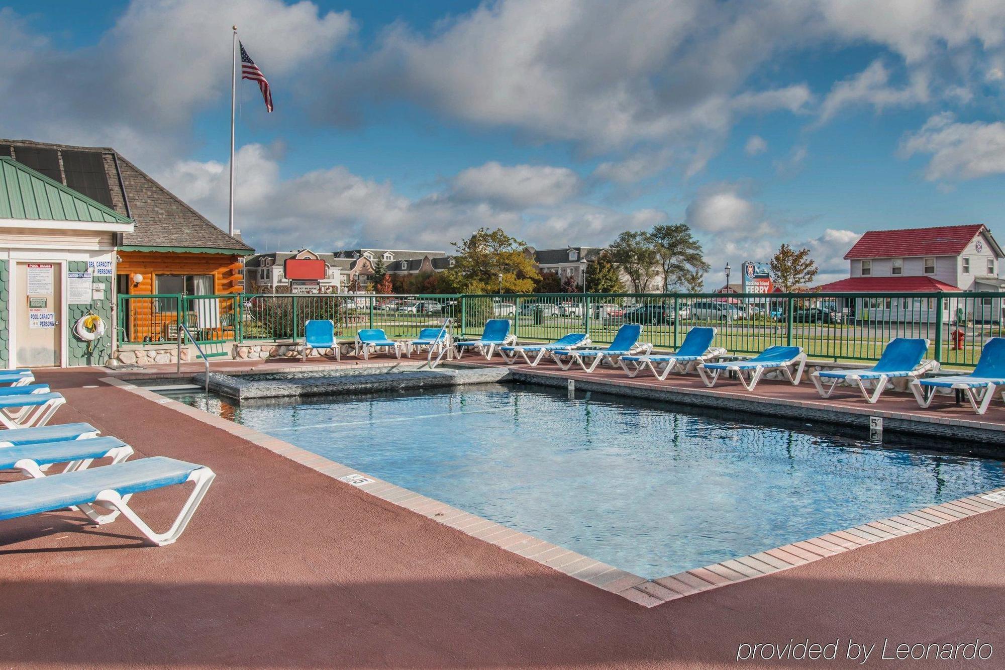 Econo Lodge Bayview Mackinaw City Exterior photo