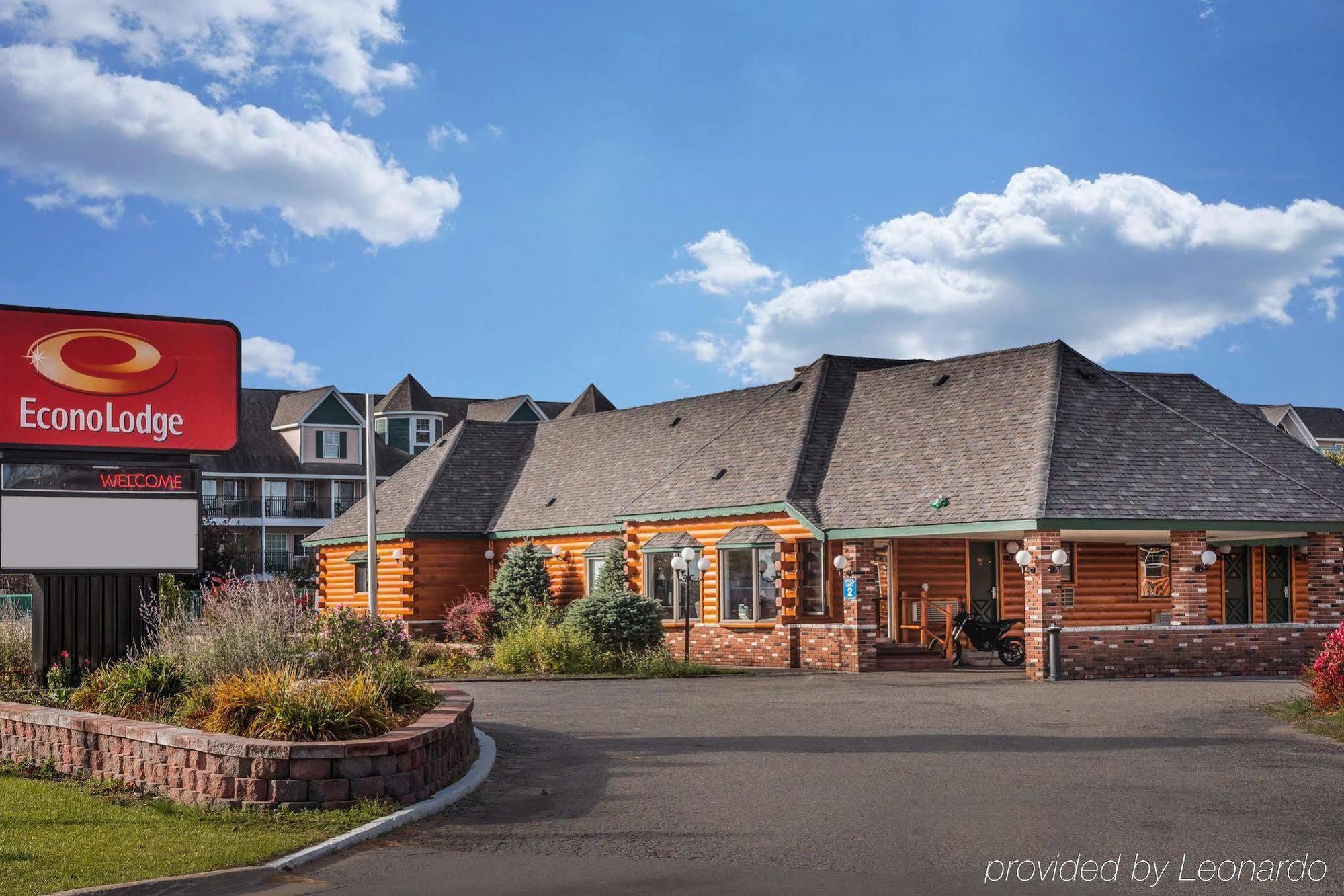 Econo Lodge Bayview Mackinaw City Exterior photo