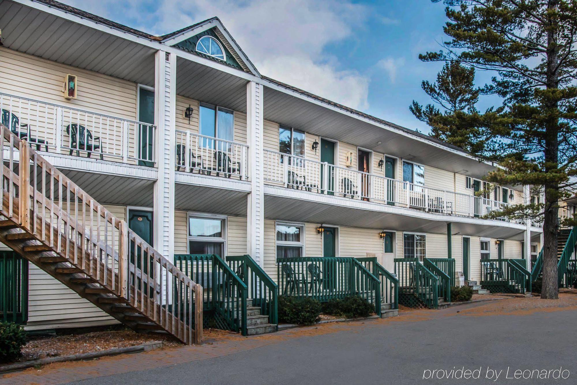 Econo Lodge Bayview Mackinaw City Exterior photo