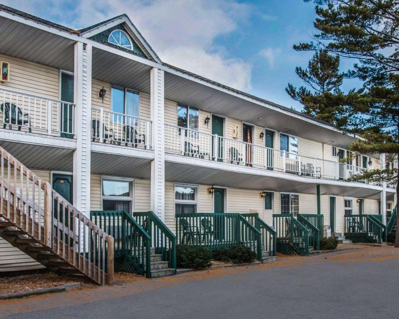 Econo Lodge Bayview Mackinaw City Exterior photo