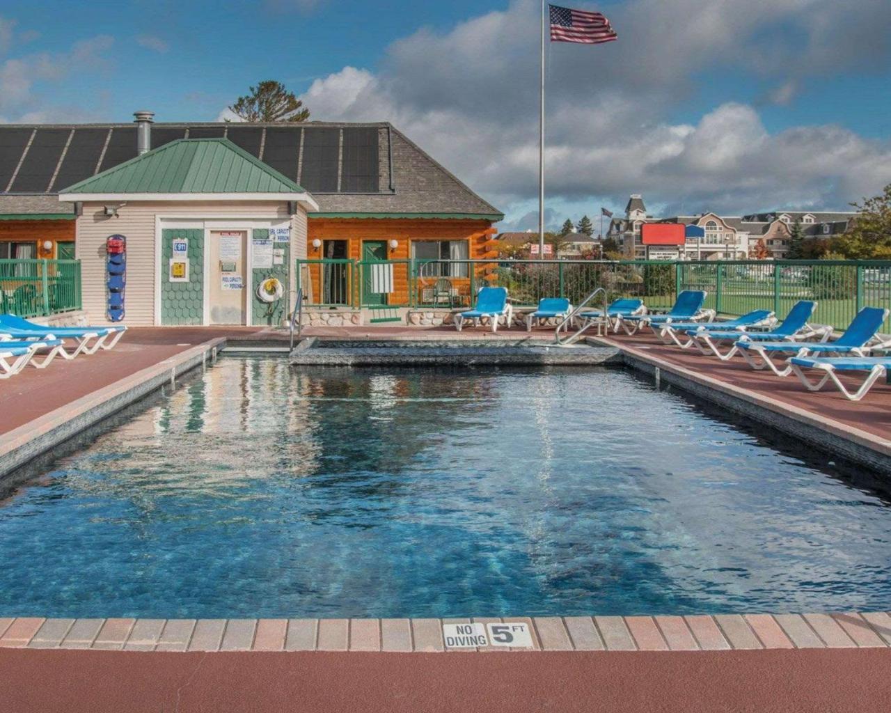 Econo Lodge Bayview Mackinaw City Exterior photo