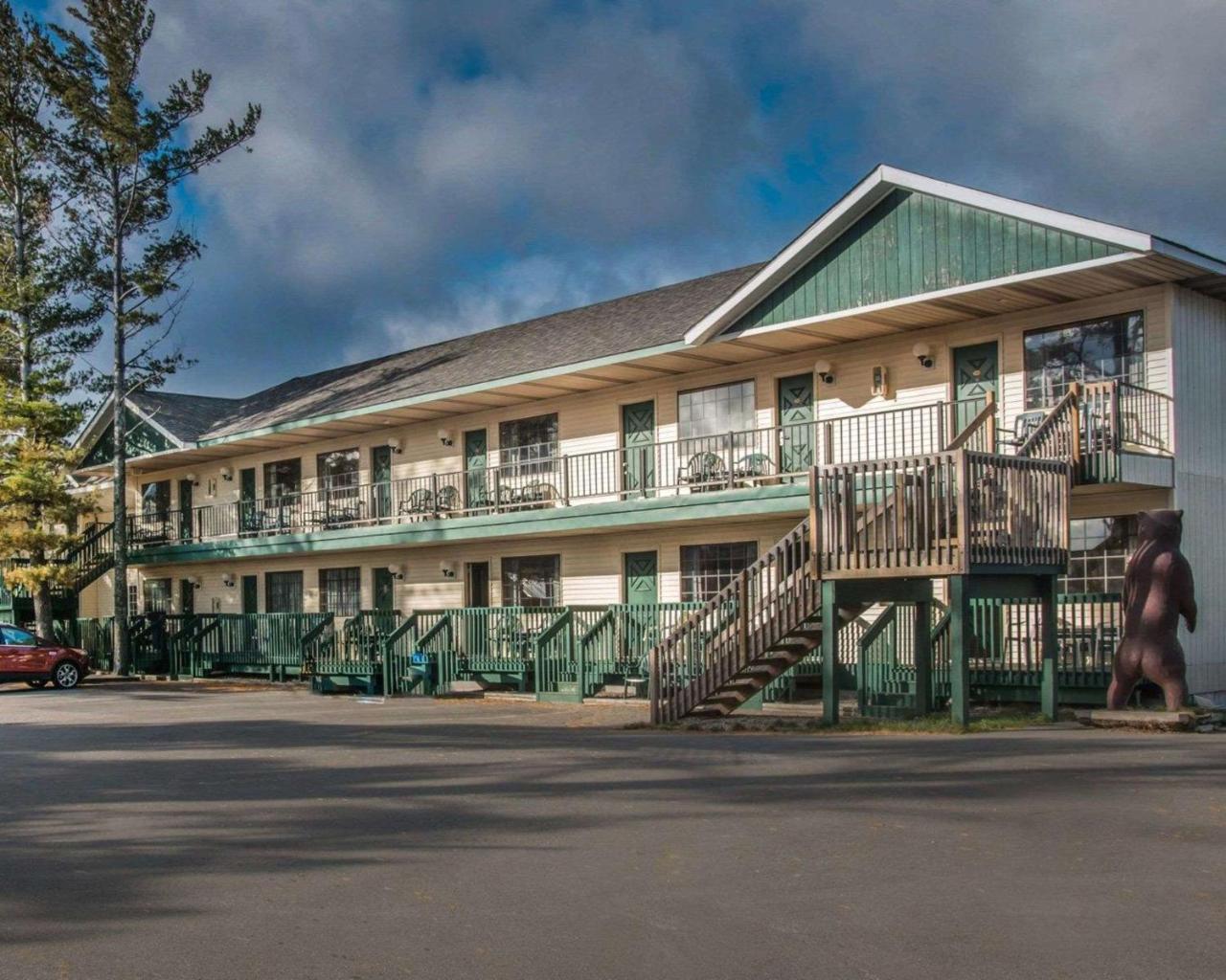 Econo Lodge Bayview Mackinaw City Exterior photo